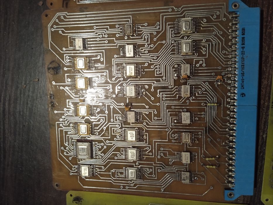 Запчастини до техніки плати.