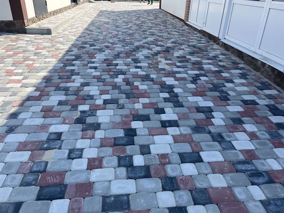 Укладка тротуарной плитки. Укладання тротуарної плитки. Доступные цены