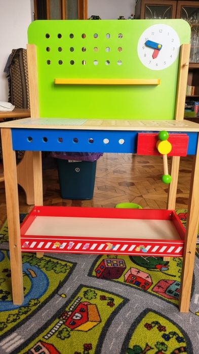 Zestaw zabawek, tablica, stół i inne