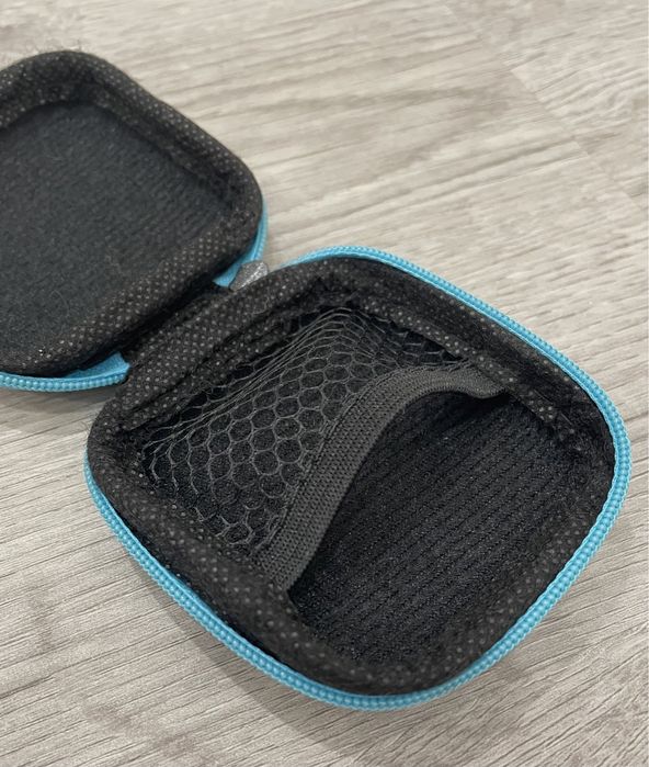 Pequena bolsa azul e preta