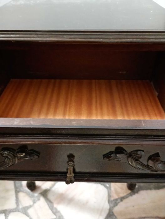 Mesa de cabeceira em madeira