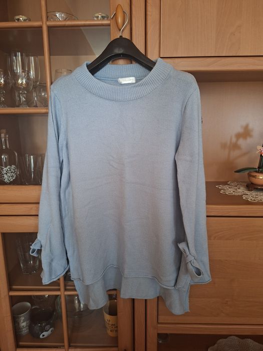 Sweter błękitny z kokardkami