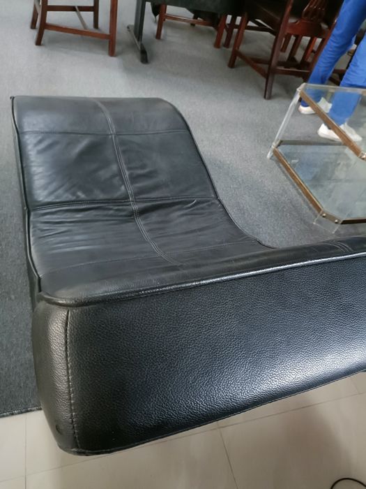 Cadeirão Chaise Longue Preta em Pele Genuína