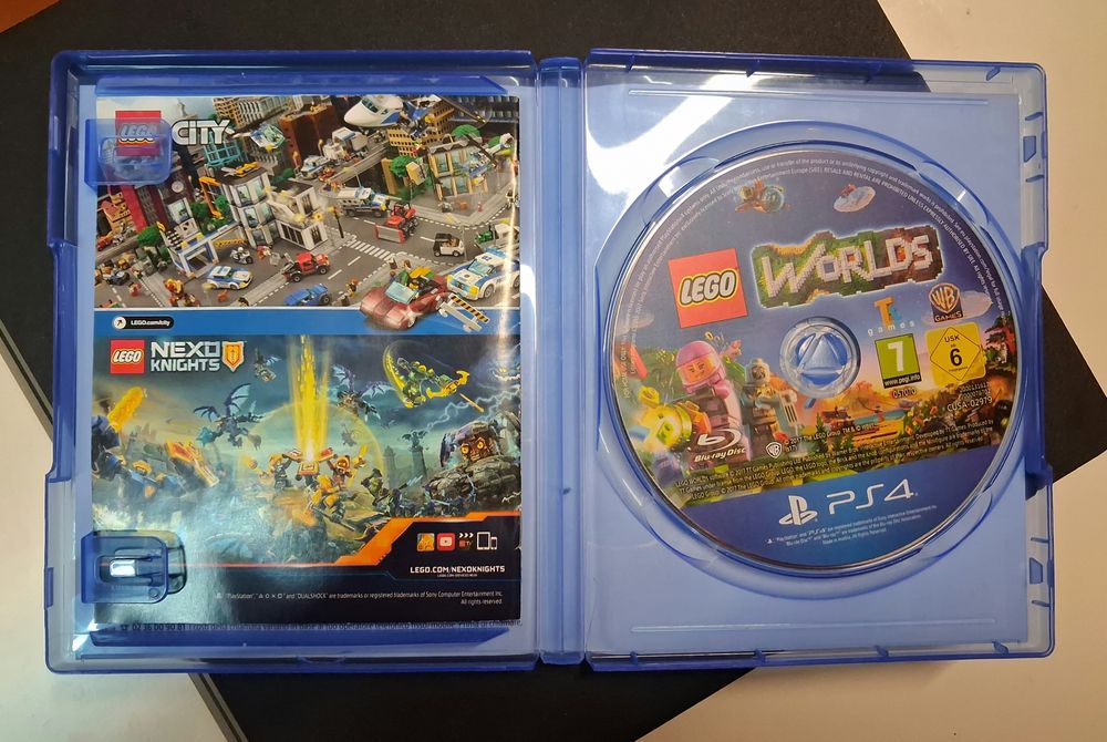 PS4 Slim 1TB + Comando + Jogo LEGO Worlds (Impecável)
