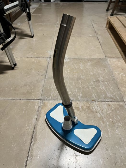 Base de aspiracao para piscinas