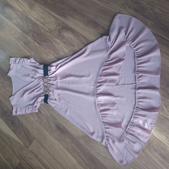 Cudna sukienka z paskiem