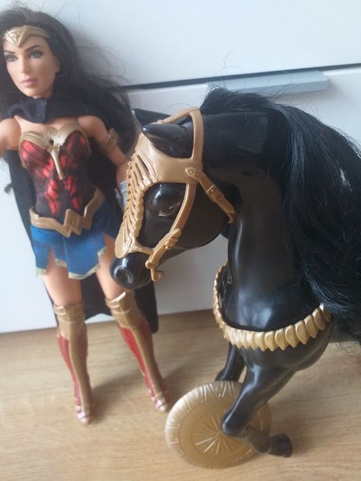 Lalka wonder woman I koń
