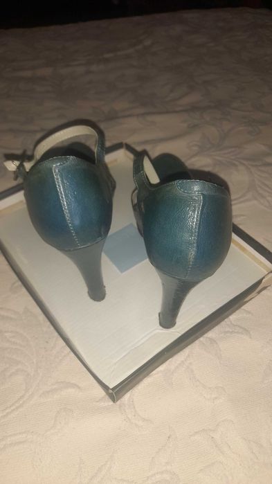 Sapatos salto alto em pele