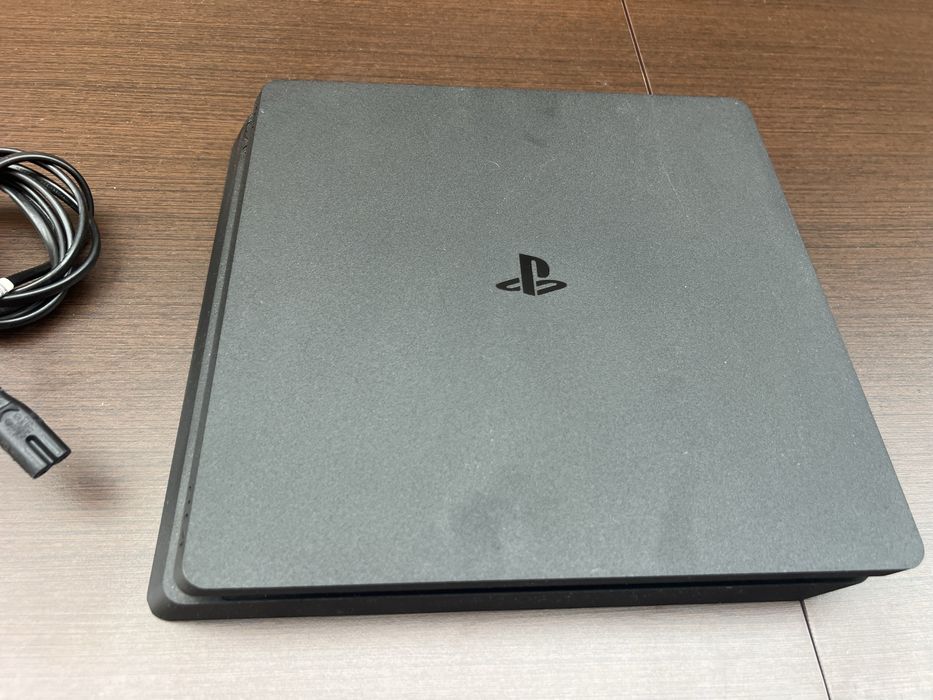 PS4 Original + 2 Comandos – Excelente Estado / Praticamente Nova