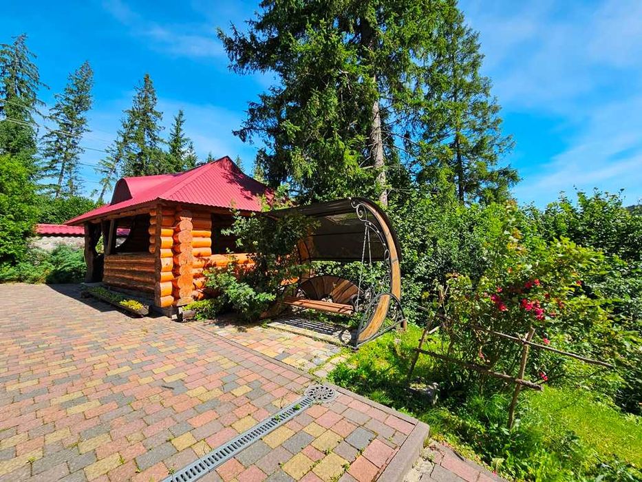 Продається діючий готель на березі річки Опір в курортному с. Славське