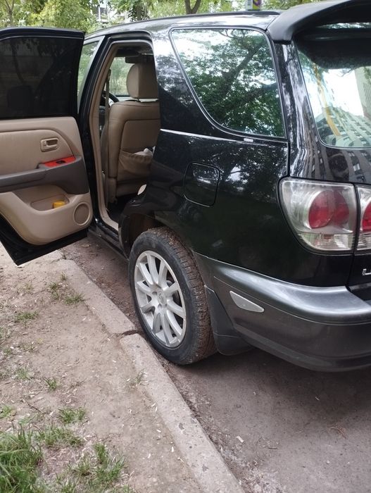 Лексус РХ 300 2000 року.