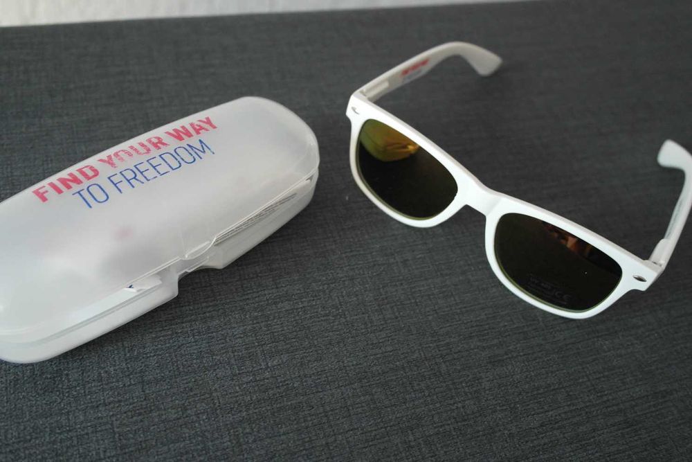 Okulary w etui Find Your Way to Freedom nowe