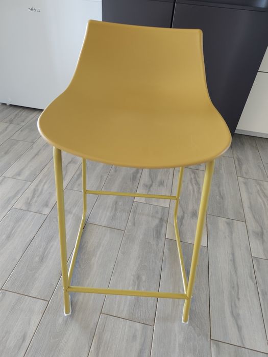 Cadeira de bar amarelo torrado