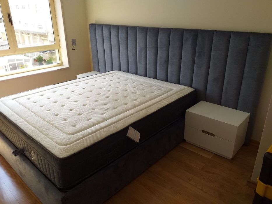 Cama Casal Estofada + 2 Mesas Cabeceira Lacado Branco Mate e Dourado