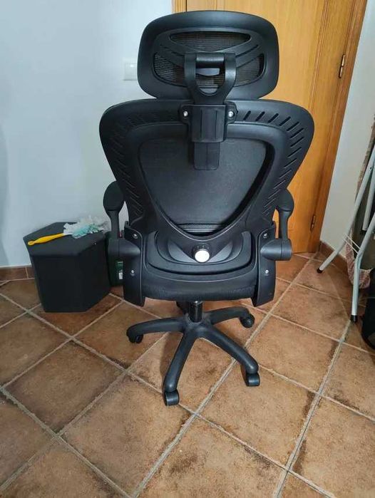 Cadeira de Escritório Ergonómica (Mesh) – Braços Rebatíveis e Apoio de Cabeça