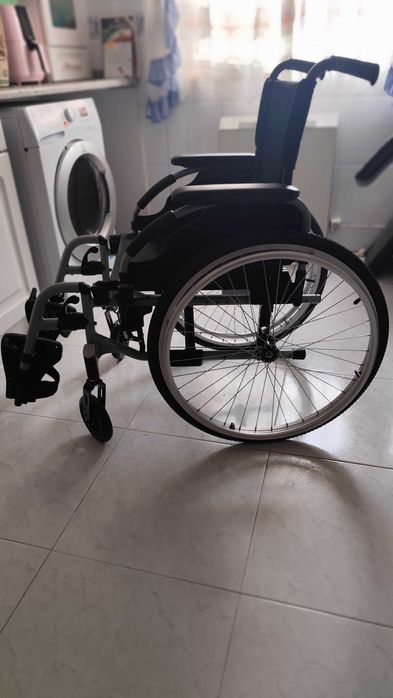 Cadeira de Rodas Manual Marca Invacare (como nova) ainda com caixa
