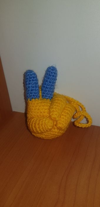 Вязанная игрушка зайка , ручная работа .