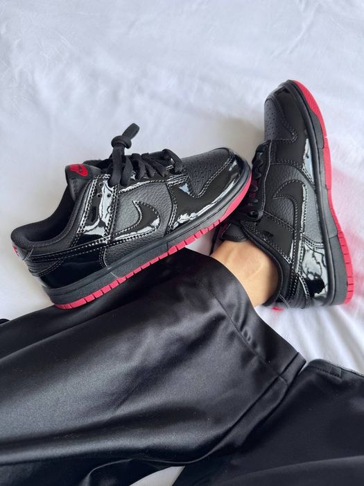 Nike SB Dunk Low « Black / Red Lacquer »