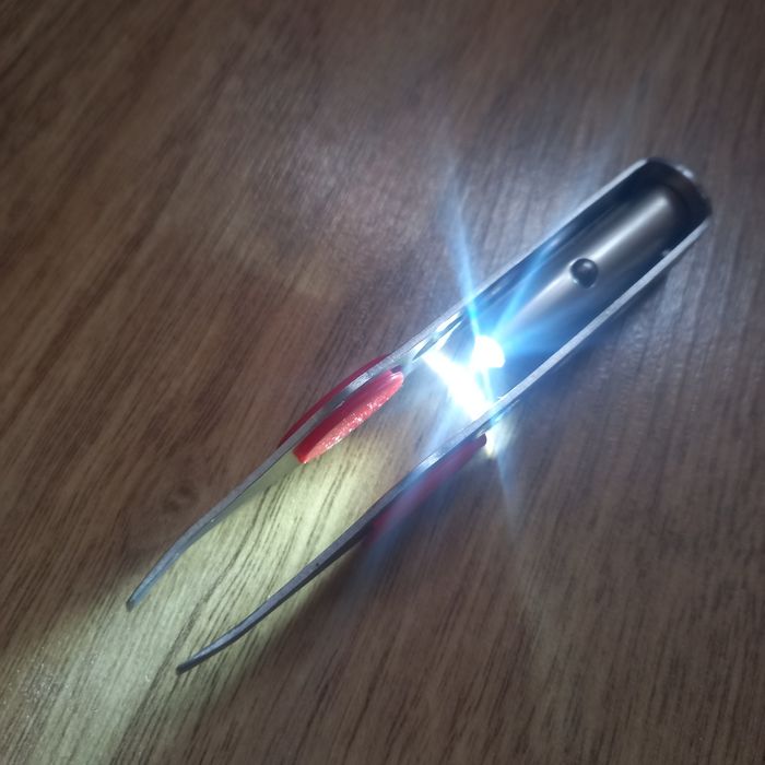 Pęseta do regulacji brwi skośna nowa z podświetleniem