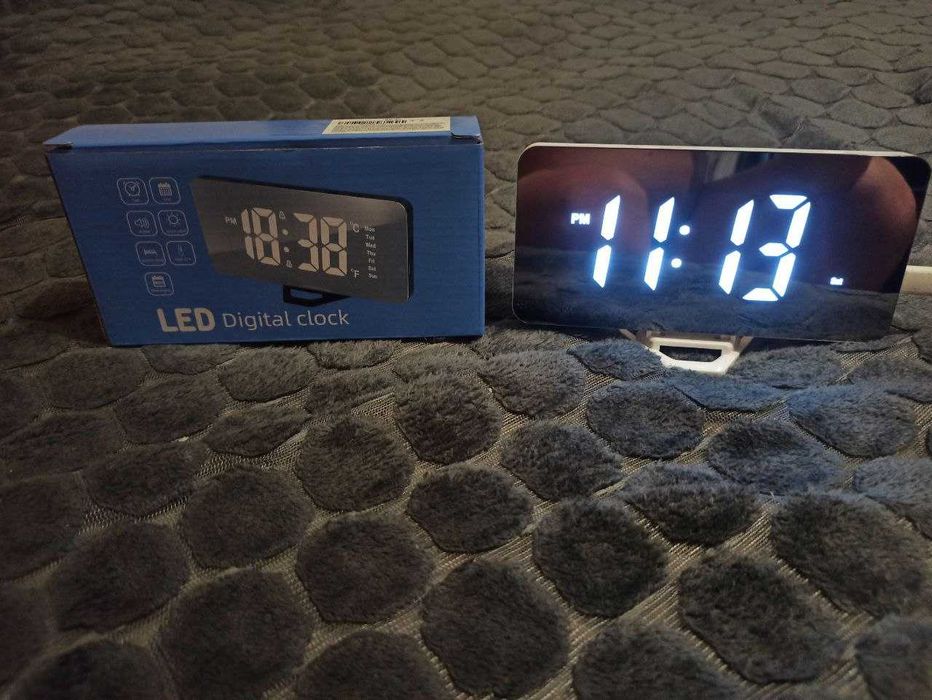 Годинник настільний LED