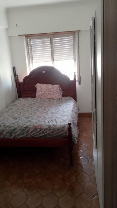 Quarto de solteiro para alugar com contrato na arrentela