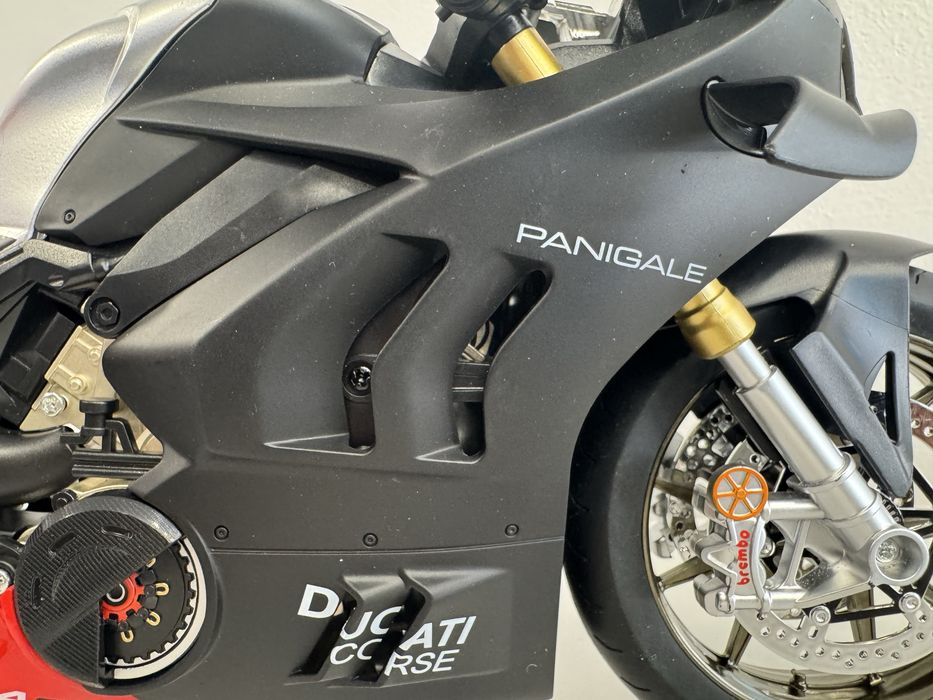 Ducati Corse V4. Funciona, tem chave, acende luzes, deita fumo, roda traseira gira. Tamanho 1:6