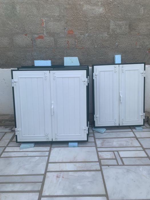 Janelas em aluminio branco com aro em verde com vidro