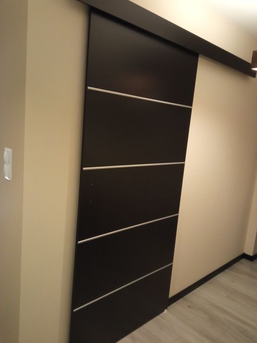 Drzwi przesuwne naścienne