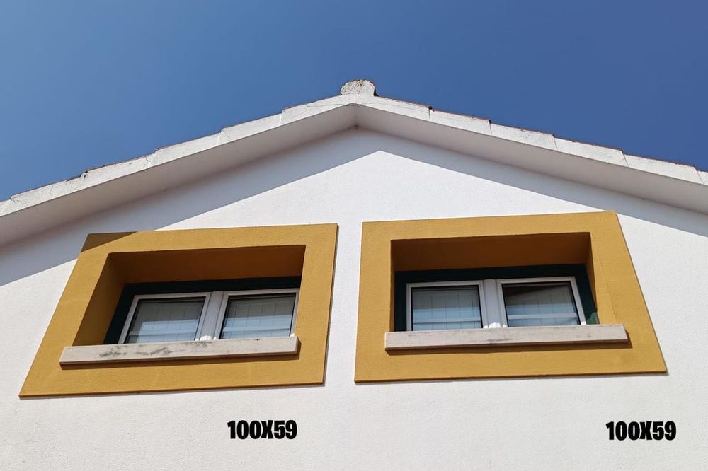 Janelas em alumínio, brancas e verdes, com veda luz interior.