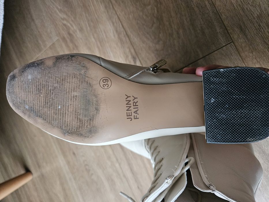 Botki na obcasie klocku beżowe wiązane deezee