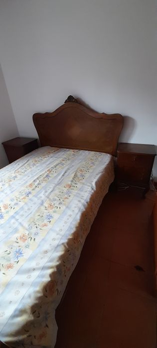Cama e 2 mesas de cabeceira