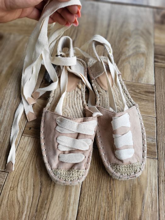 Beżowe kremowe espadryle sandały Boho wiązane na łydkach Parfois 39