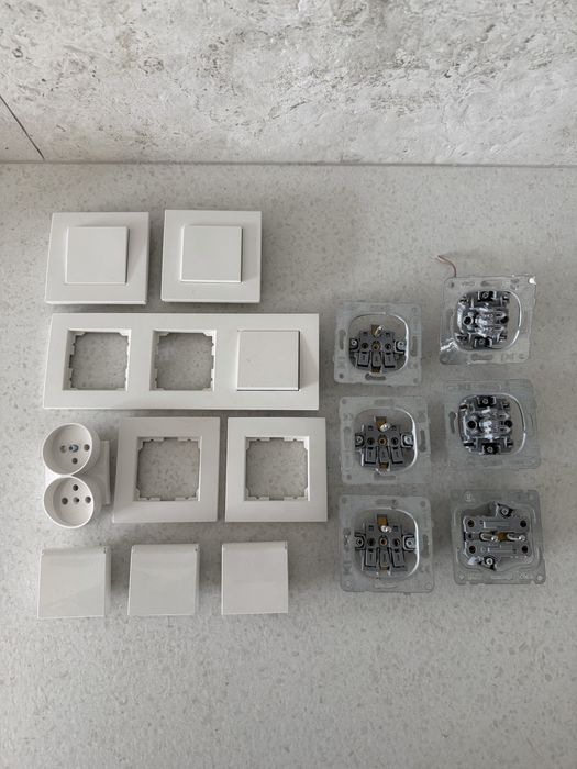 Zestaw gniazdek i włączników + ramki – stan bardzo dobry