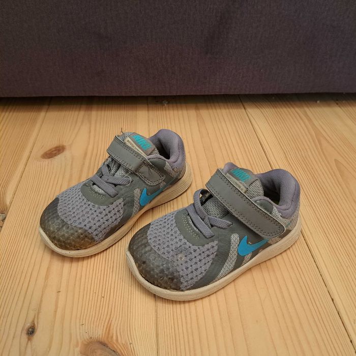 22 Adidaski Nike szare dla chlopca lub dziewczynki.