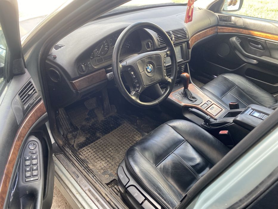 BMW e39 535i.