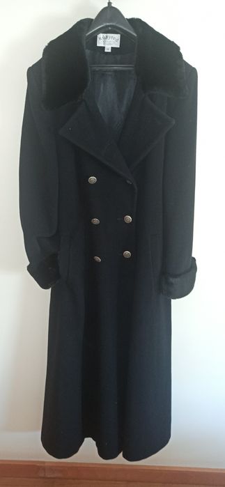 Casaco preto cumprindo preto de pura lã