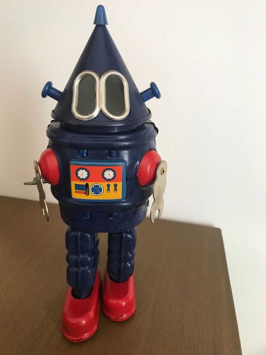 Robot de corda em metal