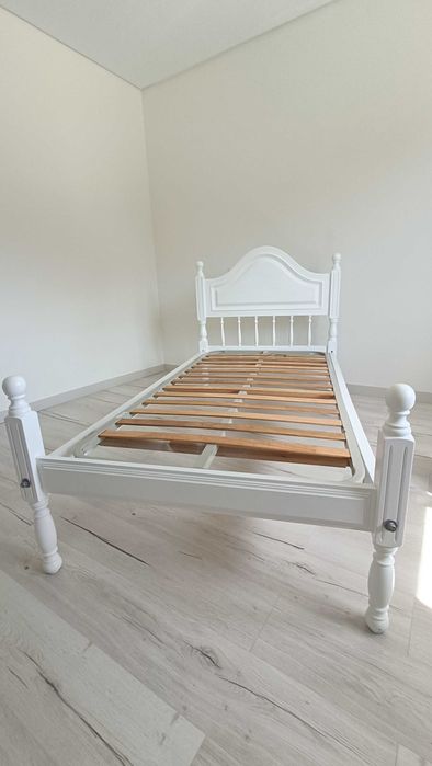 Cama e mesa cabeceira