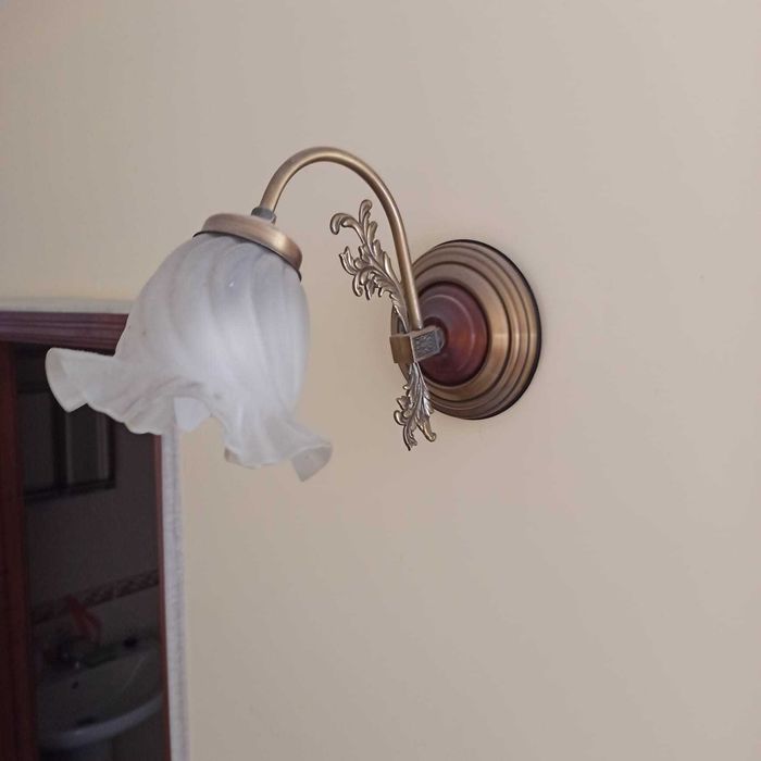 Candeeiro de parede em formato de flor