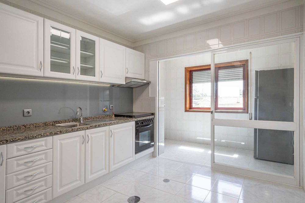 Apartamento T2+1 renovado com garagem fechada | Mafamude