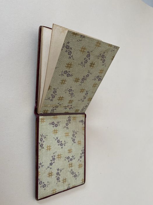 Przedwojenny pamiętnik w drewnianej oprawie