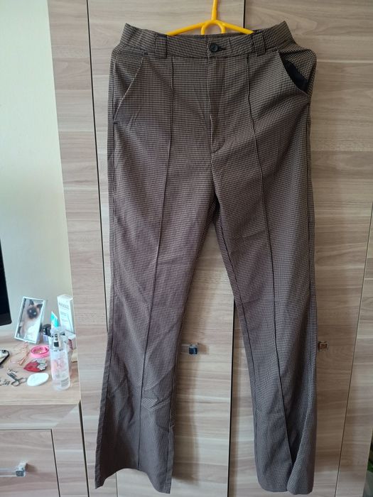 Spodnie w kratkę dzwony
