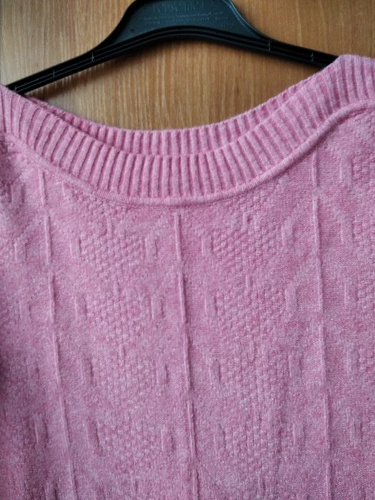 Różowy sweter damski