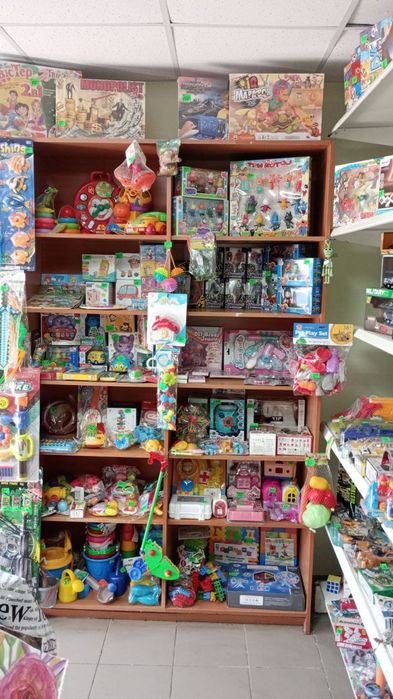 Продам полки і вітрину б/у