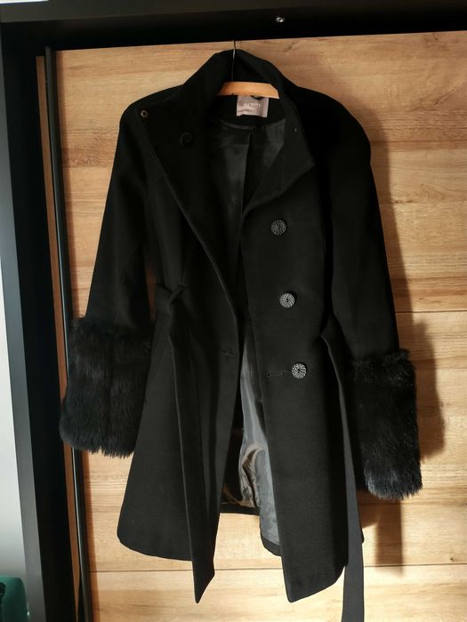 Orsay płaszcz z futrzanymi rękawami S