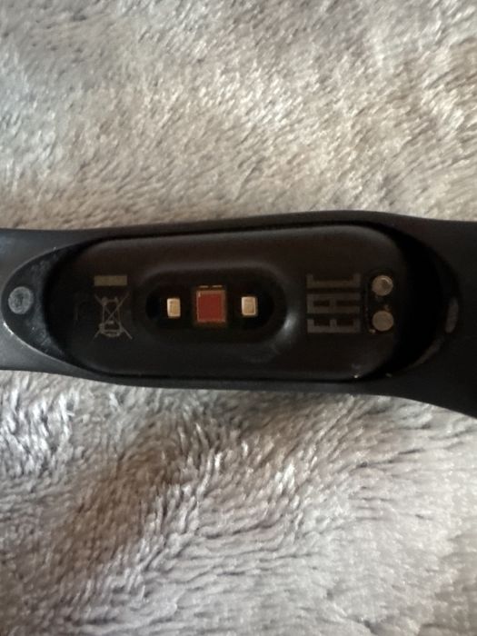 Фитнес-трекер mi band 4 (чорний) В гарному стані