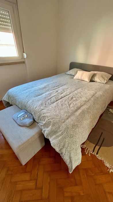 Cama cinza e colchão Ikea