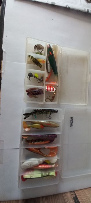 Zestaw przynęt spinningowych i pudełek