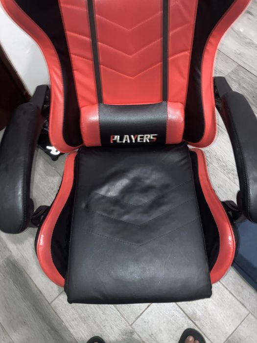 Cadeira gamer preta com vermehlo