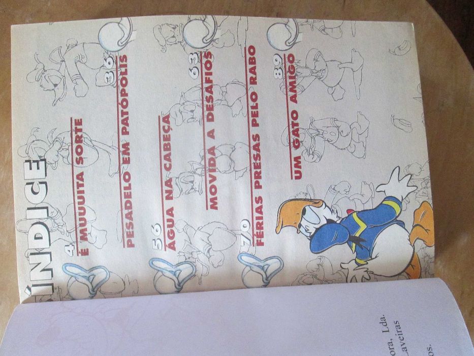Álbum Pato Donald de capa dura com 6 histórias